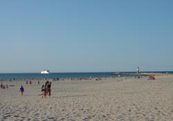 Der riesige Strand in Warnemnde, der bis zur Warnow reicht