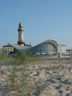 Leuchtturm - 1897 - 1898 erbaut, 31m hoch ...in dem Gebude davor befindet sich das bekannte Lokal der `Teepott`, in dem sich in der oberen Etage die Wetterstation befindet.  