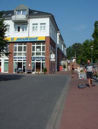Einkaufszentrum in Kirchdorf mit Eisdiele und Pizzaria