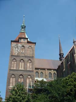 St.Marienkirche - 1398 Zusammensturz der fast fertiggestellten gotischen Kirche - 15. Jh. Vollendung der monumentalen Backsteinkirche im franz. Kathedral - Baustil.
