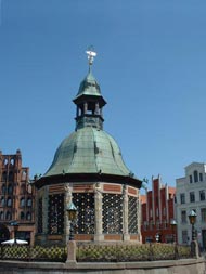 Die Wasserkunst, die in früheren Zeiten die Stadt mit Wasser versorgte befindet sich auf dem großen Marktplatz in Wismar. Aufgrund seiner Größe wird der Reichtum der Stadt zur damaligen Hansestadt sehr deutlich.