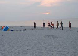 Strand am Schwarzen Busch - Volleyball spielen am Abend bei Sonnenuntergang