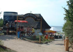 Eine der Imbissmöglichkeiten am Schwarzen Busch, im Hintergrund ein Cafe direkt dem Strand.