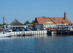 Hafen in Kirchdorf mit gemütlichen Restaurants und Ausblick auf die Kirchsee